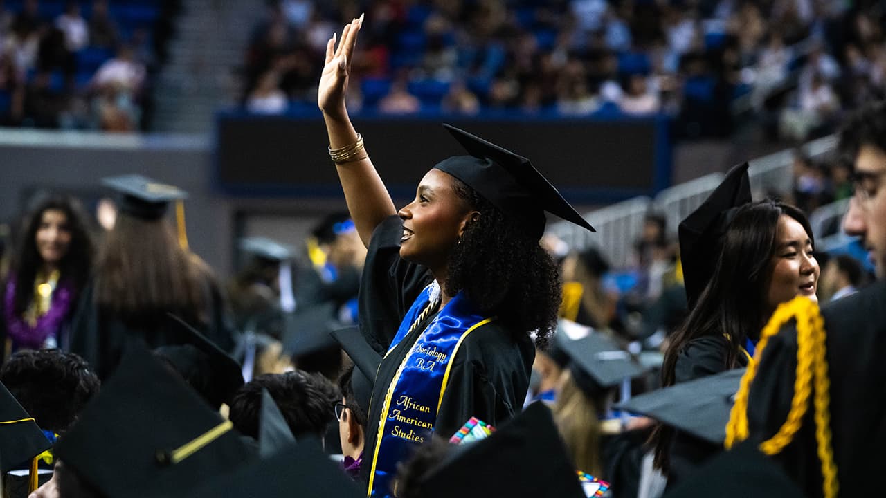 Mulheres superam homens na conclusão do ensino superior em todos os grandes grupos raciais/étnicos — imagem 1